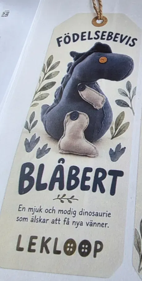Blåberts födelsebevis: en mörkblå, handsydd dinosaurie